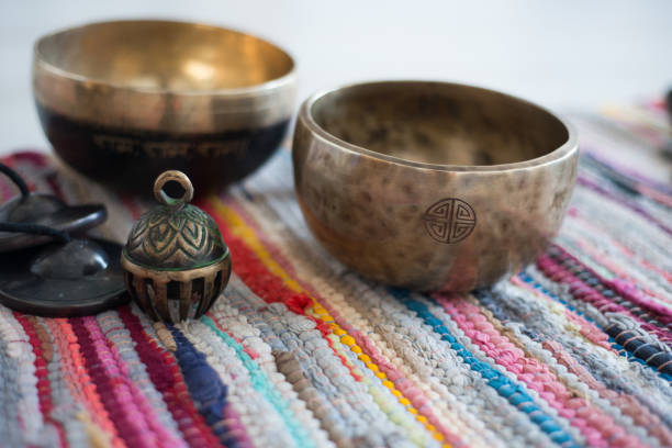 тибетские поющие чаши и тибетский колокол для медитации - mountain range audio стоковые фото и изображения