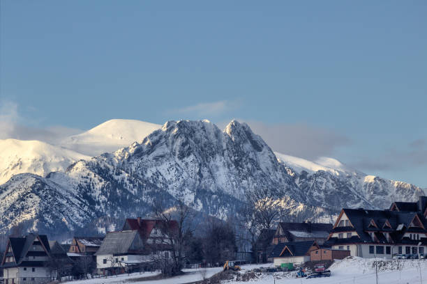 cidade de murzasichle - vista em tatras e giewont - poland mountain tatra mountains giewont - fotografias e filmes do acervo