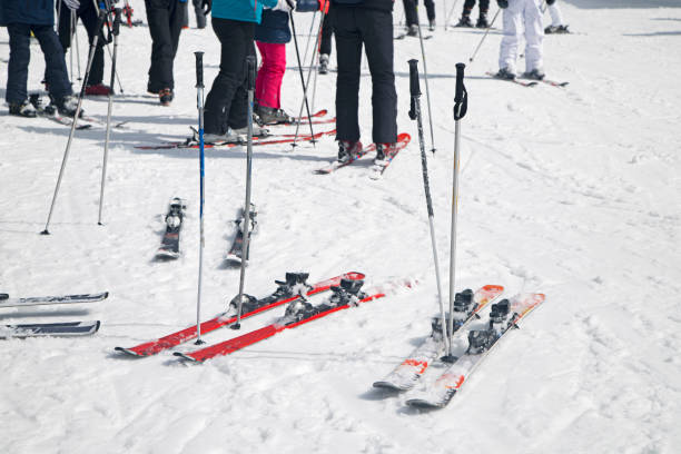 skiausrüstung auf schnee - apres ski snow mountain loneliness stock-fotos und bilder