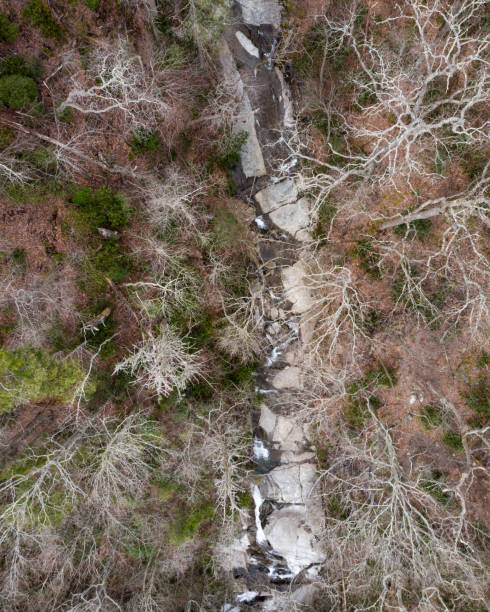 vista aérea de um córrego nas montanhas da carolina do norte no inverno - blue ridge mountains stream forest waterfall - fotografias e filmes do acervo