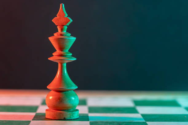 게임 보드에 체스 조각의 이미지; - chess defending chess piece chess board 뉴스 사진 이미지