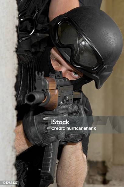 Soldier In Black Máscara Targeting Con Ak 47 Rifle De Cubierta Foto de stock y más banco de imágenes de AK-47