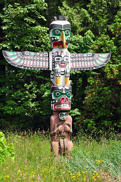 красочные тотемный столб - native american statue wood carving стоковые фото и изображения