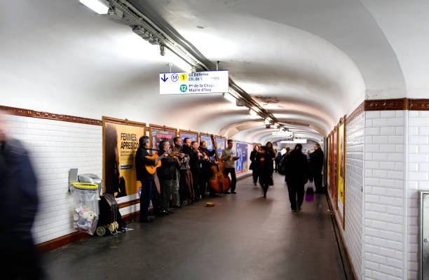 buskers dans la station de métro, paris, france, europe - pub metro paris photos et images de collection