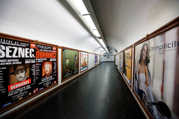 couloir vide d’une station de métro de paris - pub metro paris photos et images de collection