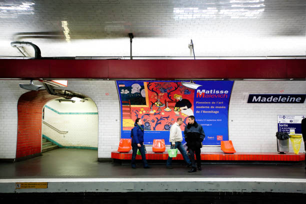 les coureurs attendant un train à une station de métro à paris - pub metro paris photos et images de collection