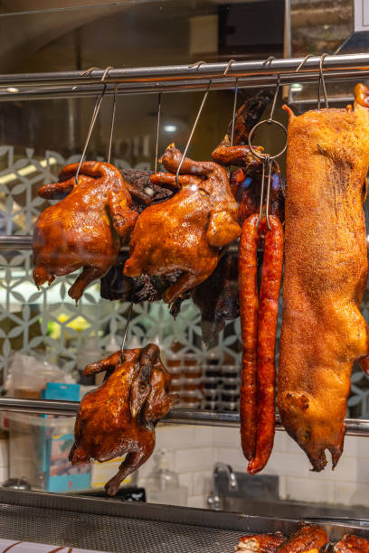 frango assado e carne de porco crocante na barraca de comida chinesa - vietnam market asia bird - fotografias e filmes do acervo