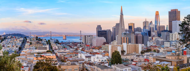 panorama d’horizon de san francisco au coucher du soleil avec le pont de compartiment et horizon de centre-ville - san francisco bay area photos et images de collection