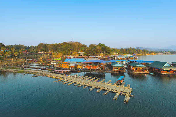 casas flotantes en sam pra sob en sangkhla buri - sangkhlaburi fotografías e imágenes de stock