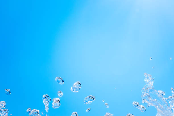 salpicaduras de agua contra el fondo azul del cielo - fountain water physical pressure splashing fotografías e imágenes de stock