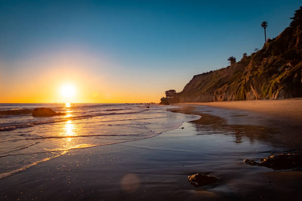 malibu sunset over el matador beach - horizon over water malibu california usa imagens e fotografias de stock