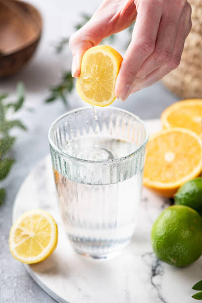 eau d’agrumes de citron dans le verre - waterlemon photos et images de collection