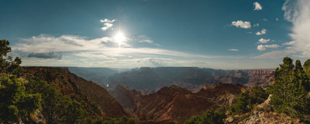 um panorama amplo costurado dos icônicos penhascos do grand canyon na orla sul logo após o nascer do sol - red rocks rock canyon escarpment - fotografias e filmes do acervo