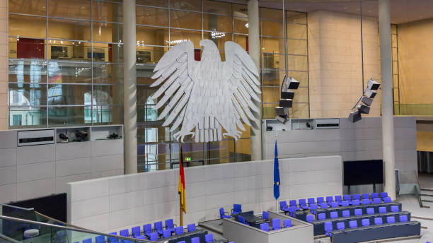 widok na wnętrze pustej sali plenarnej niemieckiego parlamentu federalnego (deutscher bundestag). - the reichstag zdjęcia i obrazy z banku zdjęć