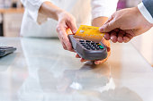 zahlung-mit-gold-kreditkarte-am-pos-term