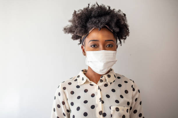 仮面被覆面女性 - インフルエンザウイルスに対する保護 - gauze healthcare and medicine disposable bandage ストックフォトと画像