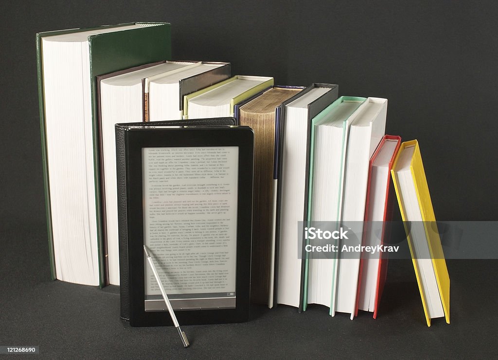 Linha de livros impressos com leitor de livro eletrônico sobre preto - Royalty-free Aberto Foto de stock