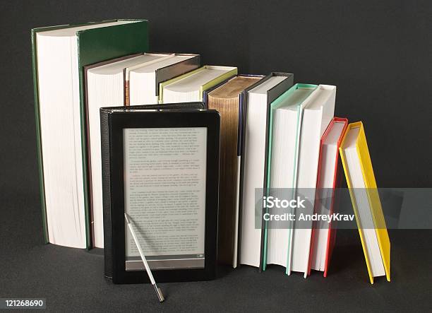 Linha De Livros Impressos Com Leitor De Livro Eletrônico Sobre Preto - Fotografias de stock e mais imagens de Aberto