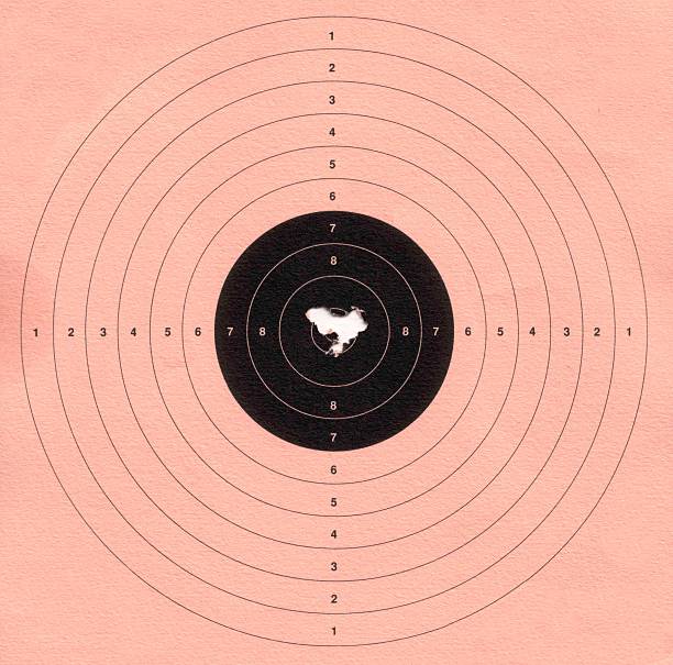 bullseye-과녁 여러 장 통해 상트르 xl - bullet hole target target shooting bulls eye 뉴스 사진 이미지