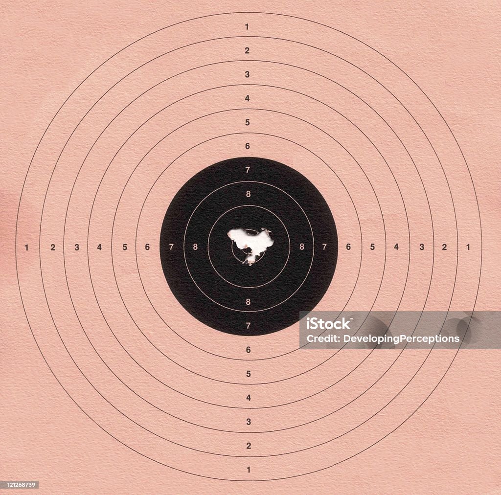 Bullseye-Target с несколько кадров через центр XL - Стоковые фото Мимо цели роялти-фри