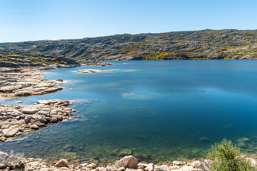 Lago Compraida es el lago más grande del Parque Natural de la Serra da Estrela, Portugal. photo