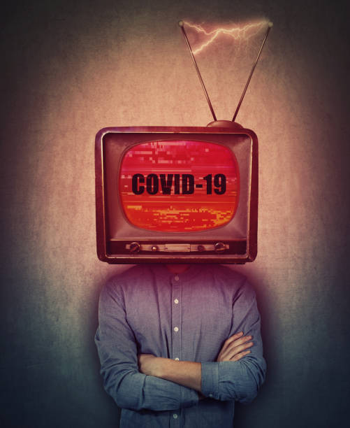 Old tv box instead of journalist head, shows the latest news on the screen. Warning rapidly spreading Coronavirus COVID-19. Pandemic risk, deadly corona virus epidemic outbreak infecting people. old tv box en lugar de la cabeza del periodista, muestra las últimas noticias en la pantalla. advertencia de propagación rápida de coronavirus covid-19. riesgo de pandemia, brote mortal de epidemia de virus corona que infecta a las personas.