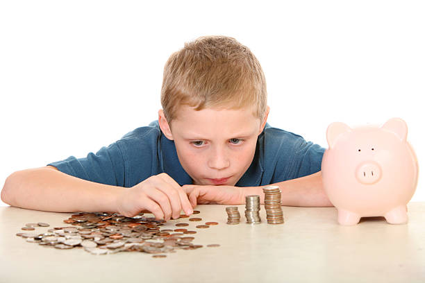 menino contando moedas - coin stacking nickel penny - fotografias e filmes do acervo