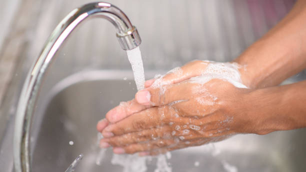концепция гигиены. мытье рук - faucet stream water bathroom стоковые фото и изображения