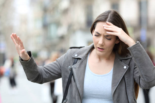 femme étourdi se sentant malade sur la rue - vertige photos et images de collection