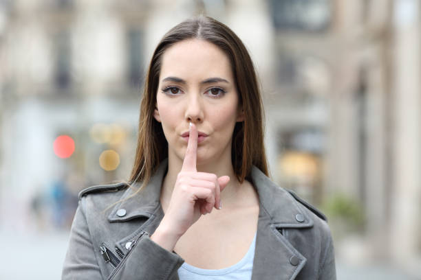 도시 거리에서 침묵을 요구하는 진지한 여자 - silence secrecy human mouth censorship 뉴스 사진 이미지