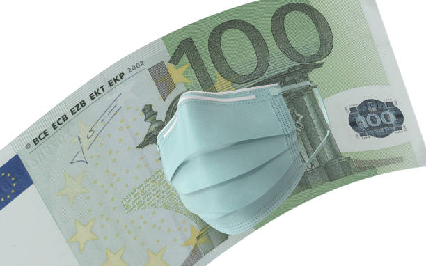 banconota da cento euro con protezione maschera per il coronavirus sull'economia su sfondo bianco - currency exchange currency euro symbol european union currency foto e immagini stock