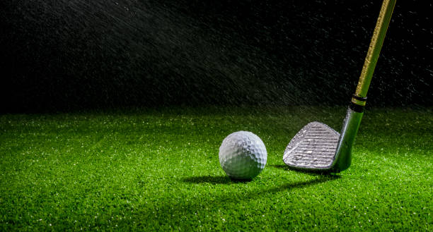 golf club e pallina da golf sul tappeto erboso mentre cade la pioggia - golf swing golf golf club golf ball foto e immagini stock