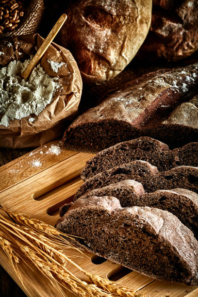 職人のパン屋:サワードウブレッドと様々なパン製品 - soda bread bread brown bread loaf of bread ストックフォトと画像