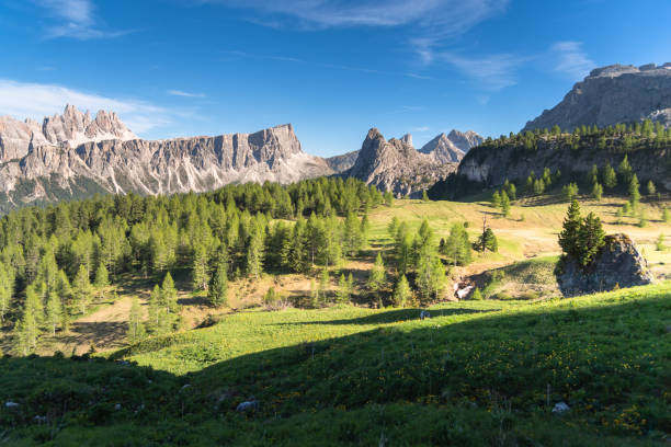 nascer do sol scenic sobre a famosa vista panorâmica de tre cime di lavaredo nas dolomitas, itália paisagem com estrada curva e cipreste itália europa - tre cime - fotografias e filmes do acervo