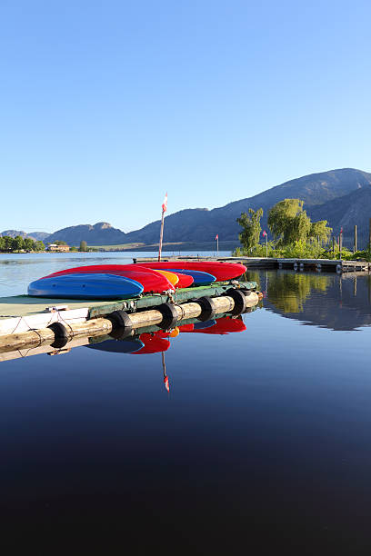 osoyoos lago mattina, bc, verticale - lake osoyoos foto e immagini stock