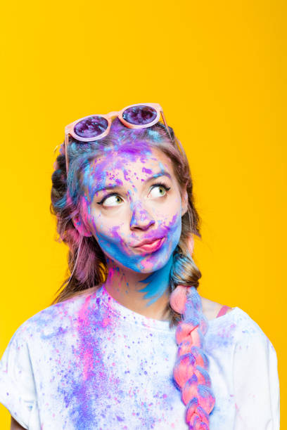 headshot de l’adolescente sur le festival de couleurs holi - face powder photos et images de collection