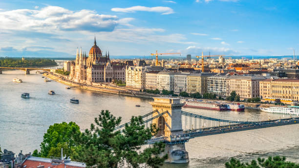 istock Parliament and Chain Bridge 1212723110