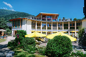 modernes-schwimmbad-mit-gelben-sonnenschirmen-im-hintergrund.jpg?b=1&s=170x170&k=20&c=ZGDomjs0tZNKPXt4KN1nYX0LmPiiRLAdJooKpAiNfMY=