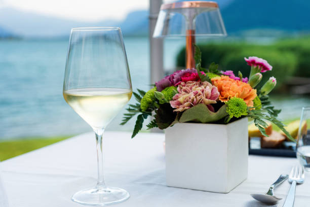 copa de vino y flores en el restaurante de la calle luxury en el lago caldaro en italia - lake caldaro fotografías e imágenes de stock