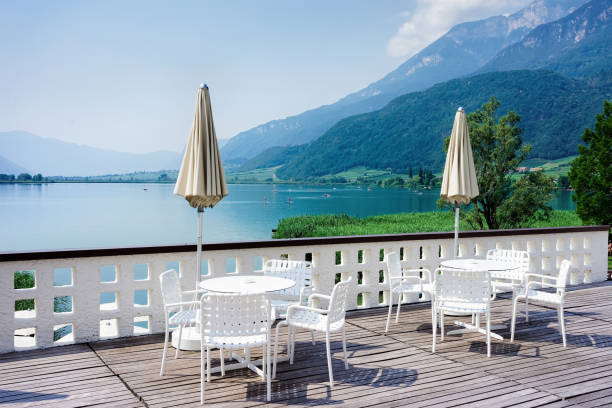 restaurante callejero de lujo en el lago caldaro en italia - lake caldaro fotografías e imágenes de stock