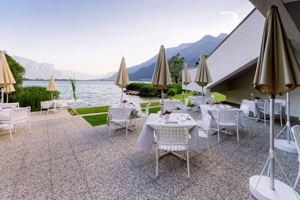 restaurante callejero de lujo con mantel blanco y flores en el lago caldaro en italia - lake caldaro fotografías e imágenes de stock