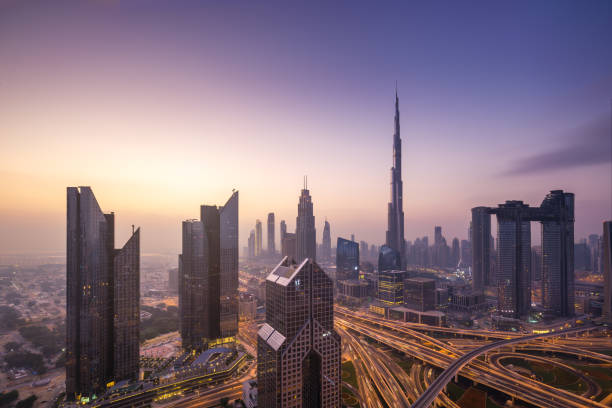 skyline urbano y paisaje urbano al amanecer en dubai uae. - industry sunrise dubai construction fotografías e imágenes de stock