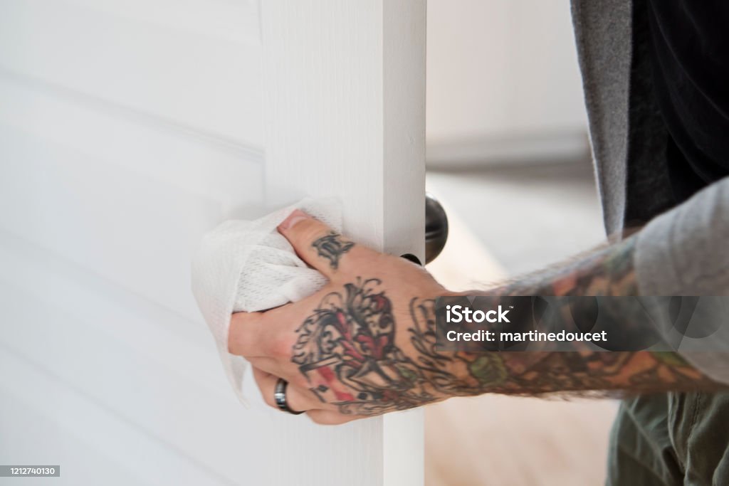 Foto de Mão Masculina Com Tatuagens Limpando Maçaneta e mais fotos de stock  de Adulto - Adulto, Canadá, Coronavírus - iStock