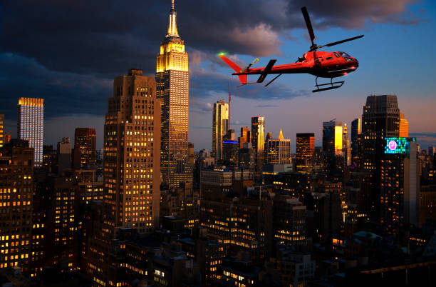 passeio de helicóptero sobre manhattan à noite - skyscraper low angle view new york city night - fotografias e filmes do acervo