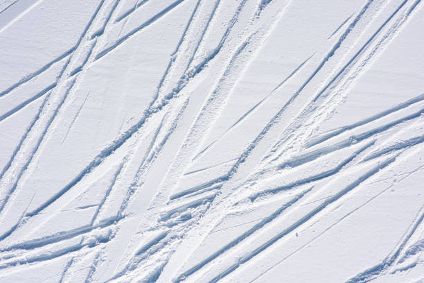 pistas de esquí en la nieve fresca. fondo natural con líneas - powder snow ski ski track track fotografías e imágenes de stock