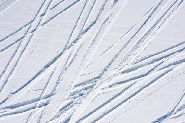 pistes de ski dans la neige fraîche. fond naturel avec des lignes - ski track powder snow track snow photos et images de collection