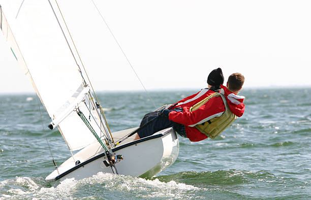 pequeña carrera de barcos - sailboat race fotografías e imágenes de stock