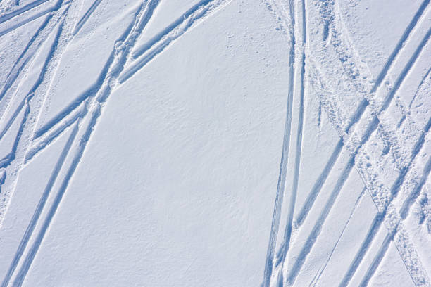 눈 슬로프 트랙에서 스키 트랙의 상단보기. 겨울 스포츠 - powder snow ski ski track track 뉴스 사진 이미지