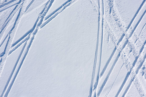 vista superior das pistas de esqui nas trilhas de neve. esportes de inverno - ski track - fotografias e filmes do acervo