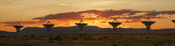 Piatti satellitare al tramonto - foto stock